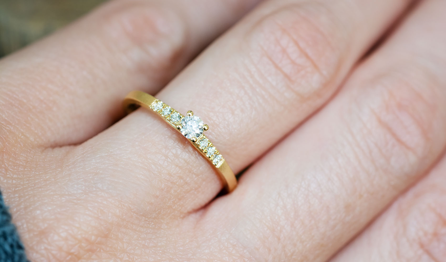 Verlobungsring "lara" aus fairtrade gold mit diamanten