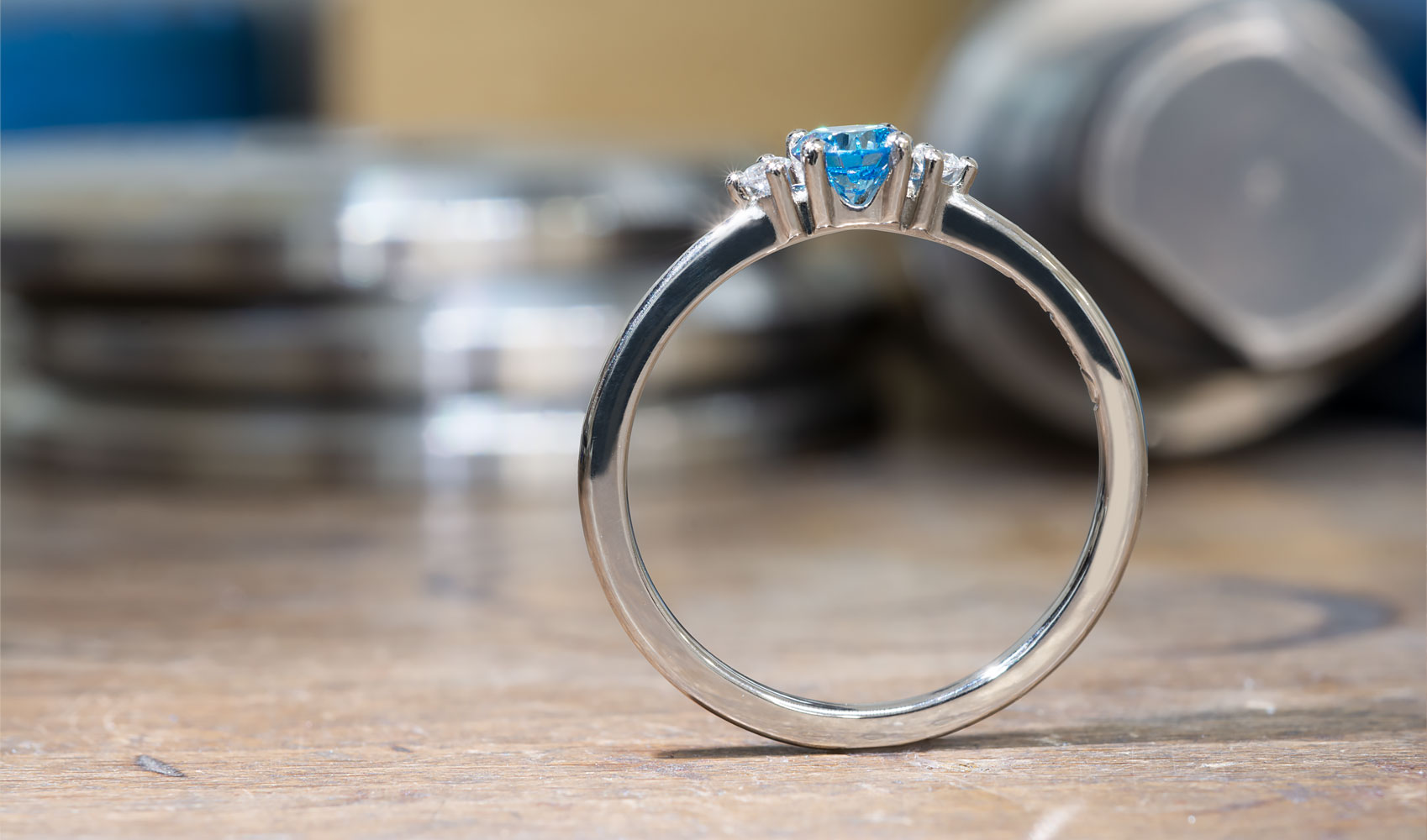 GOLDAFFAIRS - Verlobungsring Karlsruhe - Ring aus FAIRTRADE Weißgold mit blauem Diamant